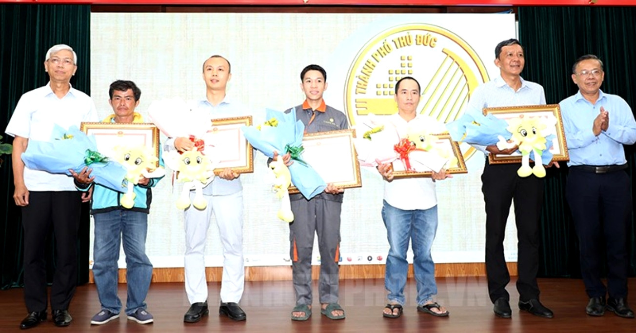 Khen thưởng 5 người hùng cứu tài xế trong vụ tai nạn trên cầu Phú Mỹ, TP.HCM