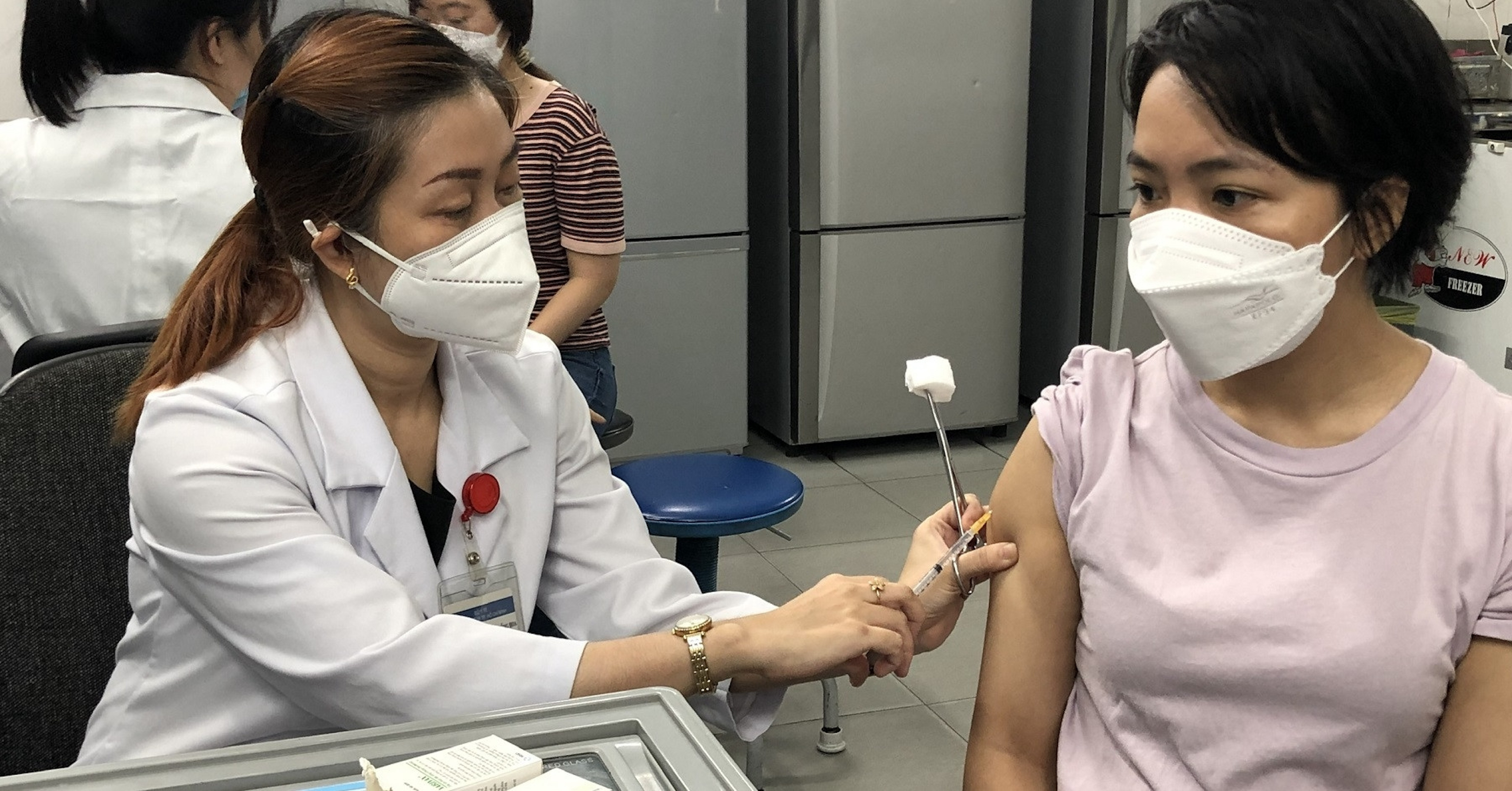 Người lớn có cần tiêm vaccine phòng sởi?