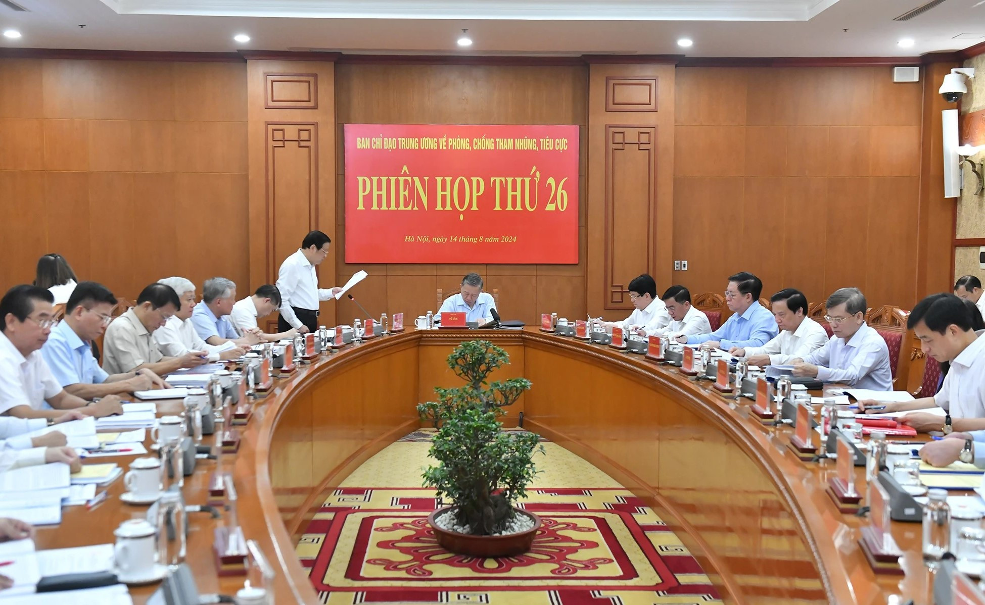 5 Ủy viên Bộ Chính trị, 1 Ủy viên Ban Bí thư, 4 Ủy viên Trung ương thôi chức