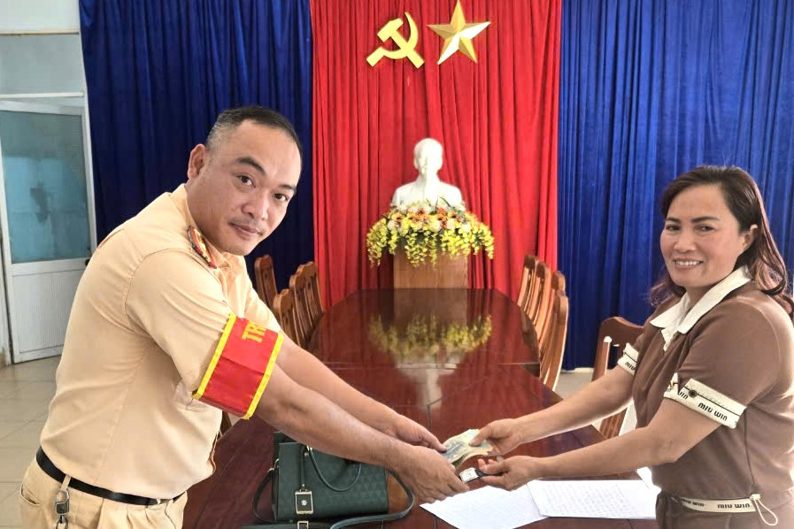 Nhặt được túi xách chứa nhiều tài sản, 2 bạn trẻ nhờ công an trả lại người mất