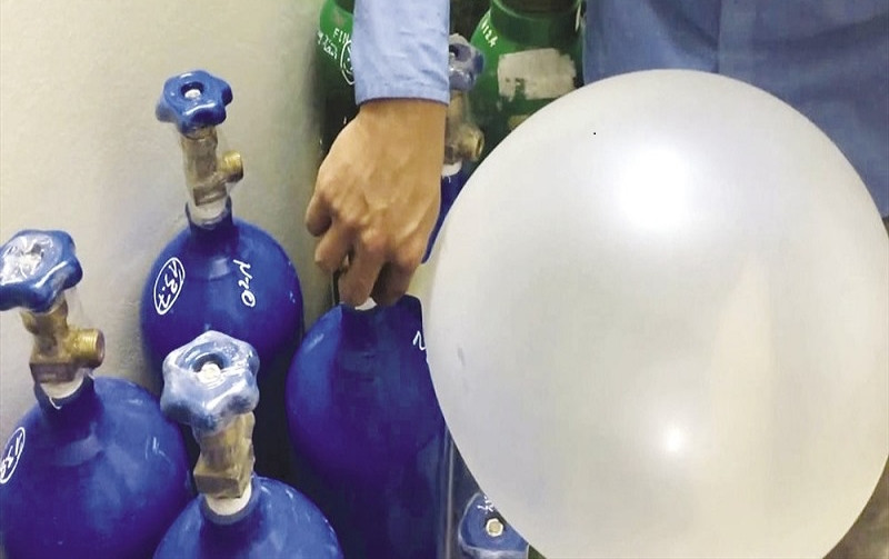 Hít 15 quả bóng cười, cô gái 16 tuổi bị liệt 2 chân