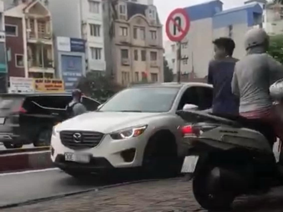 Xử phạt nữ tài xế xe Mazda CX5 đi ngược chiều đường ở Hà Nội giờ cao điểm