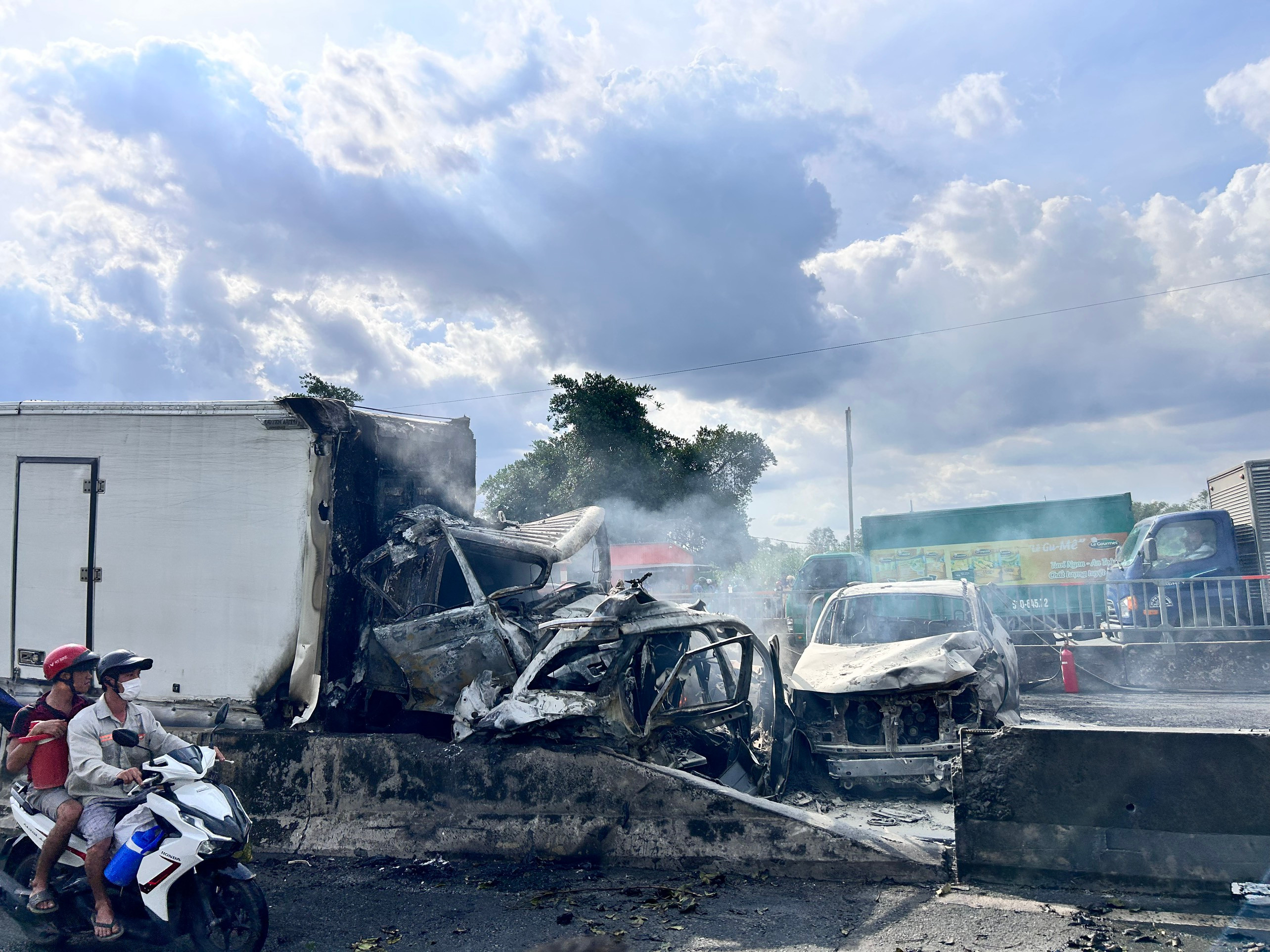 Xe tải tông liên hoàn 8 ô tô ở cầu Phú Mỹ chở quá tải trọng 