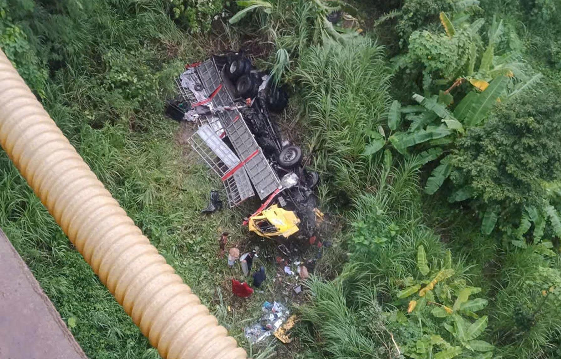 Xe tải tông sập lan can cầu rơi xuống vực, 2 người bị thương