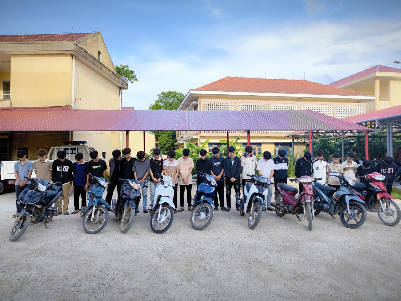 24 thanh thiếu niên cầm hung khí đánh người, gây náo loạn phố xá ở Quảng Bình