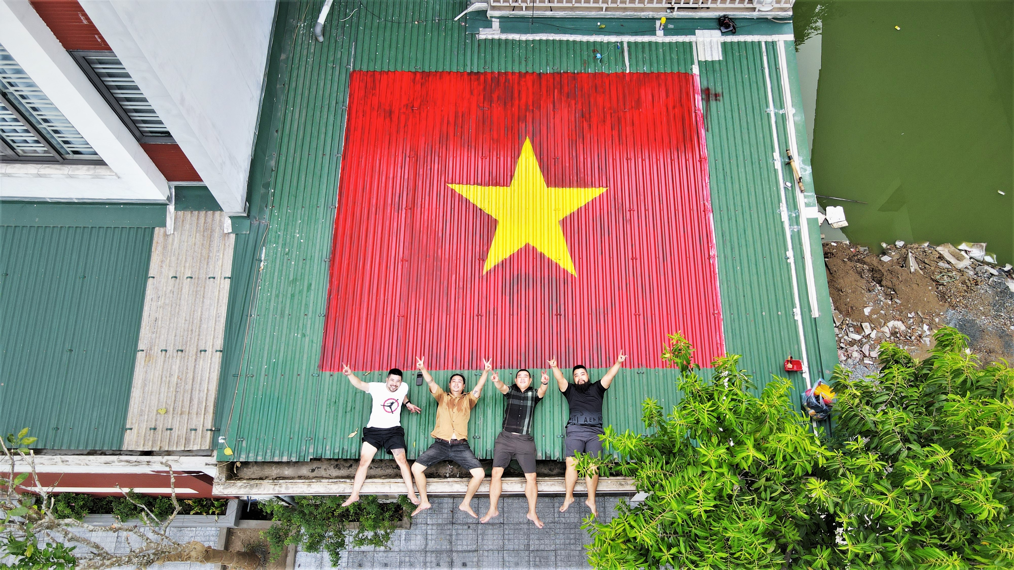 4 chàng trai Hà Tĩnh vẽ cờ Tổ quốc trên mái nhà: Yêu nước giản dị vậy thôi