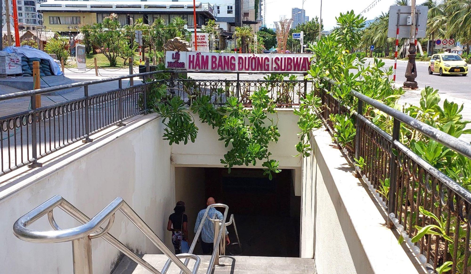 Cảnh u ám của hầm đi bộ ra biển và khu vui chơi giải trí dưới lòng đất ở Đà Nẵng