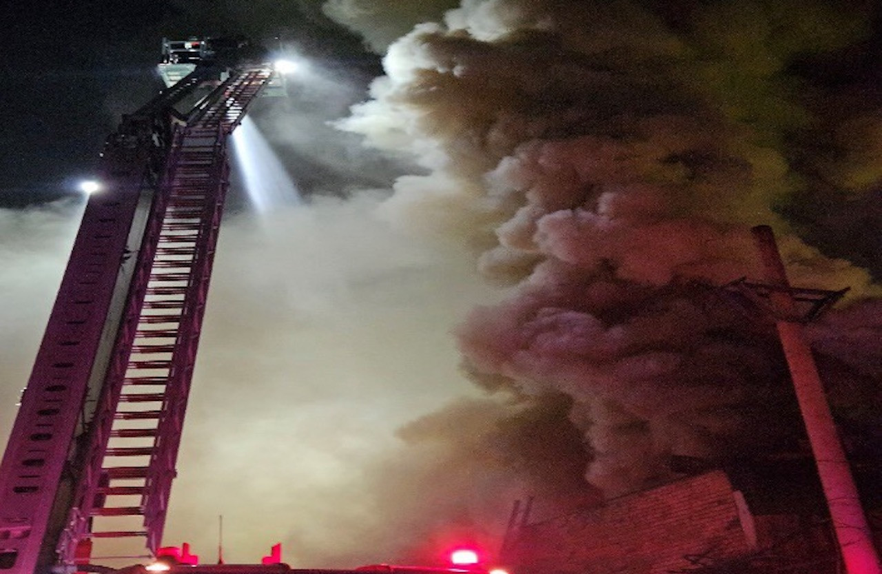 Một cảnh sát bị ngạt khói khi chữa cháy nhà hàng trên phố Phó Đức Chính, Hà Nội 