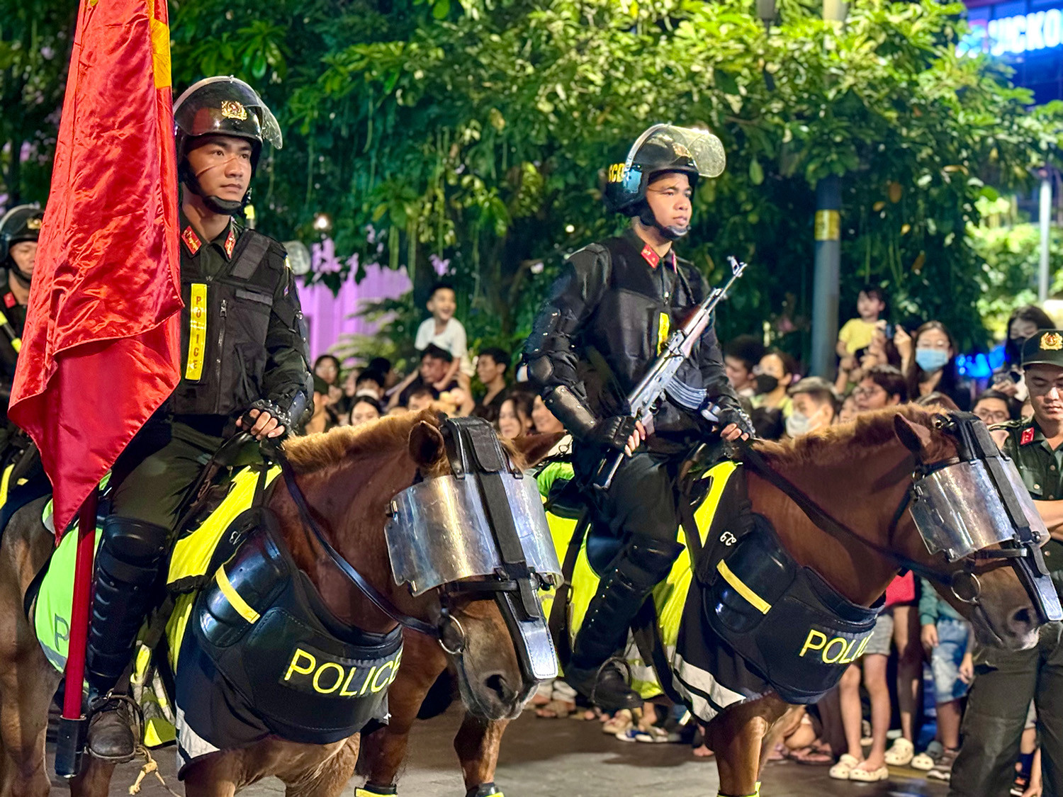 Đoàn Cảnh sát cơ động kỵ binh diễu hành trên phố đi bộ Nguyễn Huệ