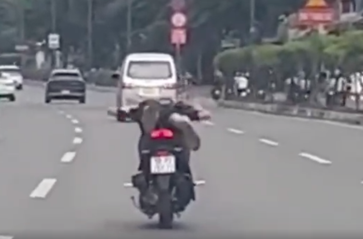 TP.HCM: Xác minh clip 2 thanh niên nằm dài trên xe máy, chạy vào làn ô tô