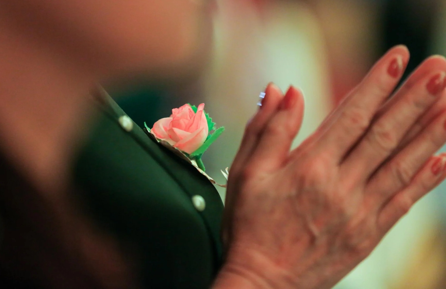 Vì sao cần cài hoa hồng lên áo trong ngày lễ Vu lan?