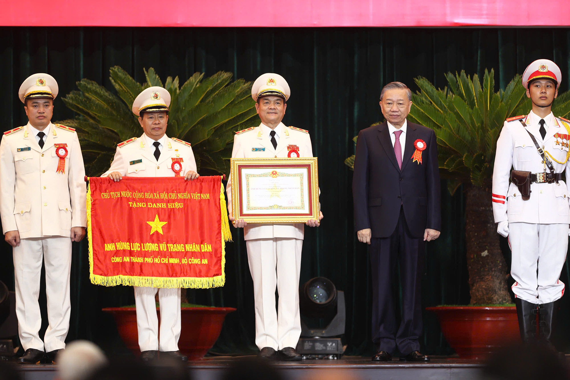 Tổng Bí thư, Chủ tịch nước Tô Lâm trao danh hiệu Anh hùng LLVTND cho Công an TP.HCM