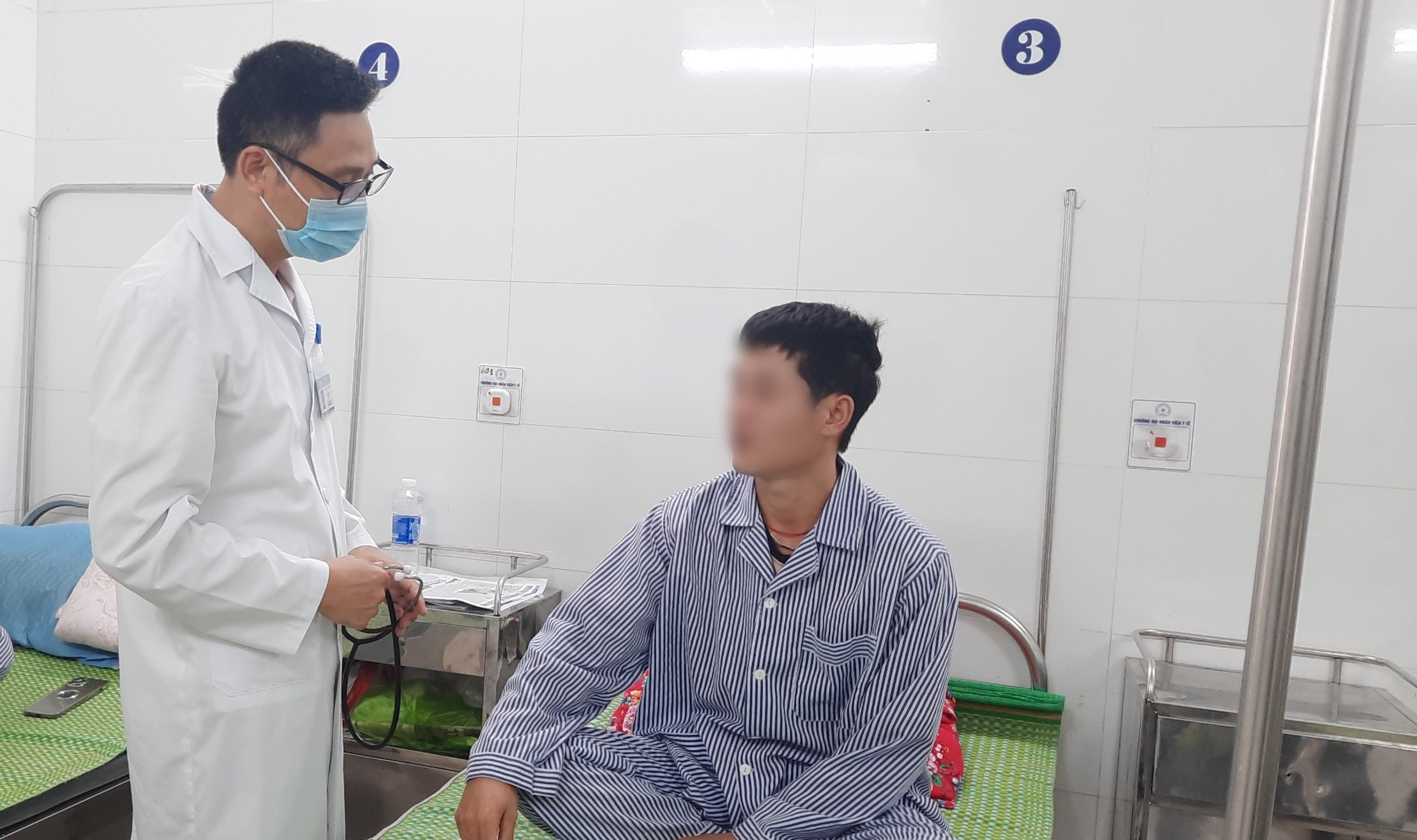 Thích ăn thịt tái, tiết canh, sán 'làm tổ' trong não lúc nào không biết