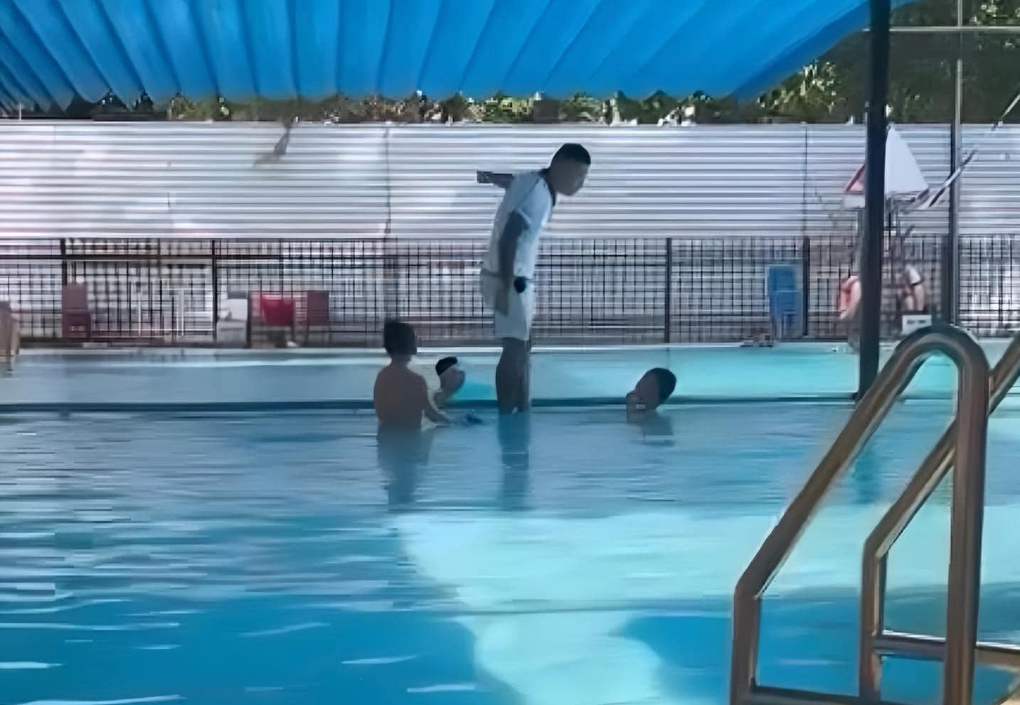 Người đàn ông dìm đầu bé trai xuống bể bơi ở Hà Nội nói gì?