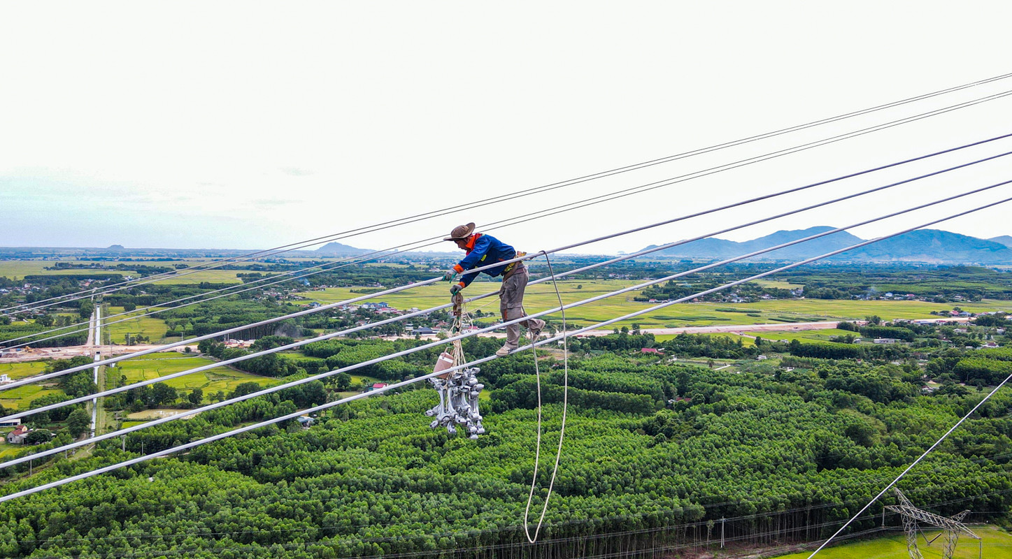 Nắng như đổ lửa, công nhân treo mình giữa lưng trời kéo dây điện 500kV