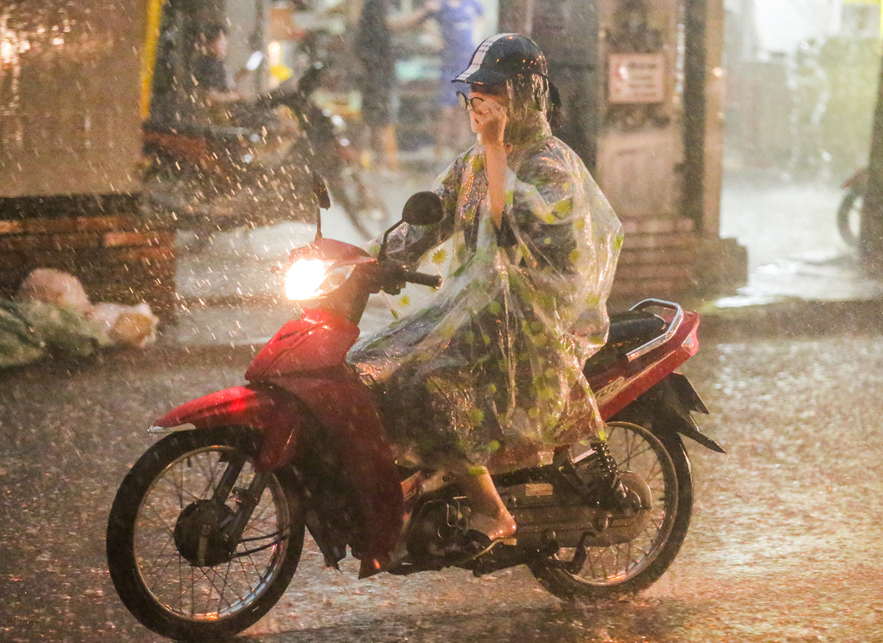 Ngày mai, miền Bắc nhiều nơi hứng mưa to và dông