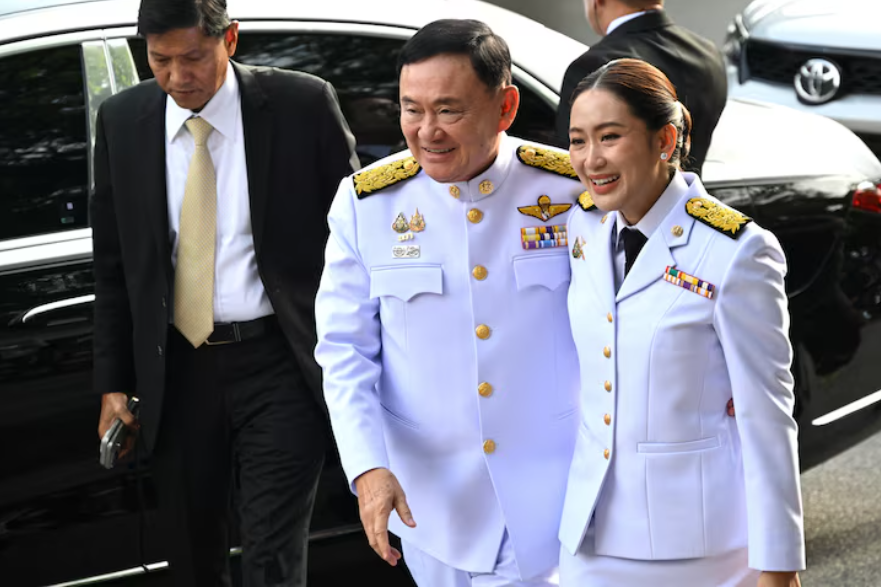 Quốc vương Thái Lan phê chuẩn con gái ông Thaksin làm Thủ tướng