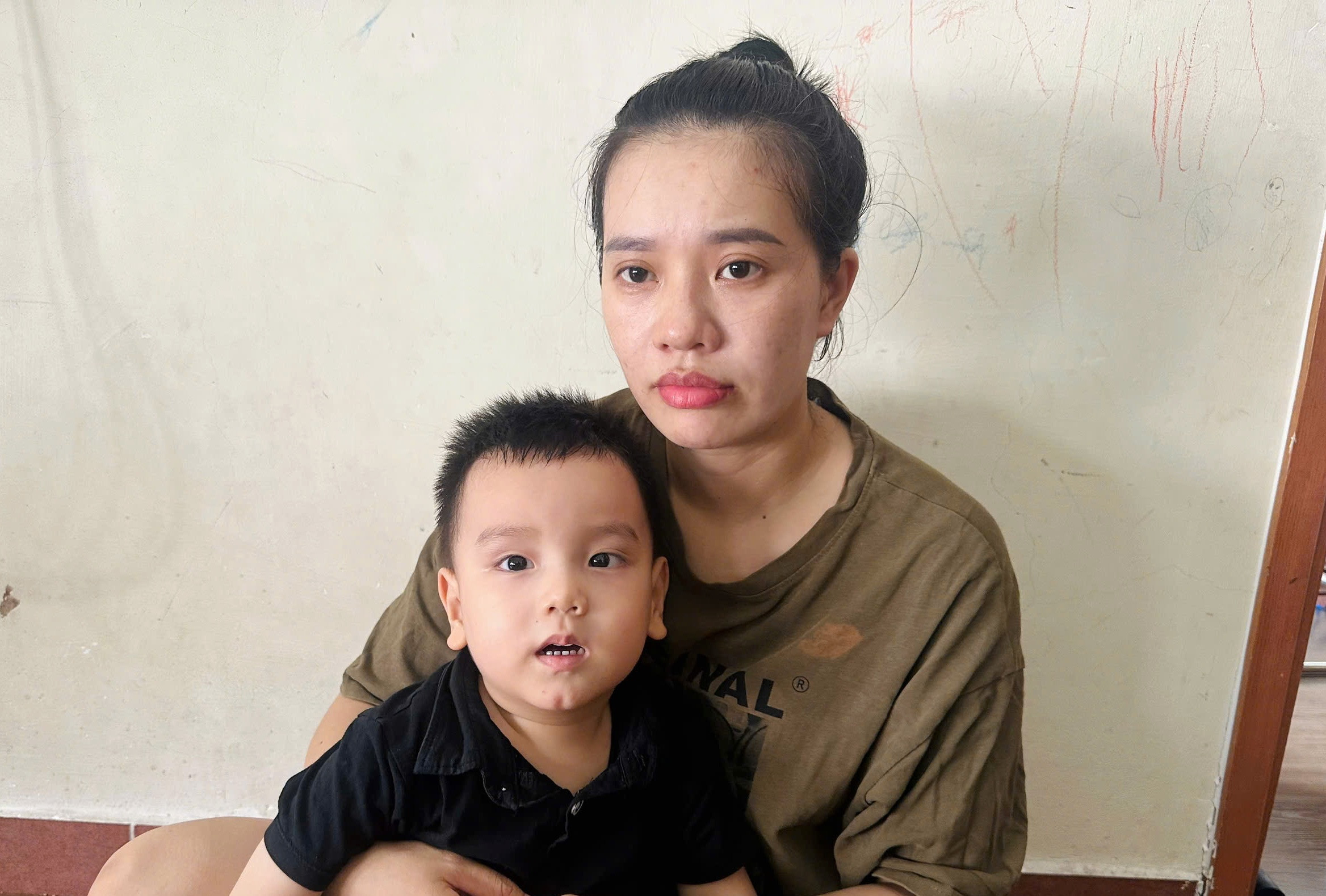 Sáng dạy học, chiều giao hàng online tích cóp từng đồng chữa bệnh cho con