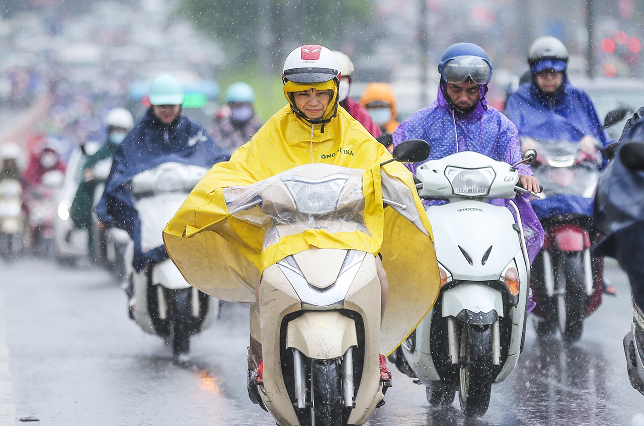 Dự báo thời tiết 10 ngày tới: Bắc Bộ hứng mưa lớn, Trung Bộ nắng nóng kéo dài