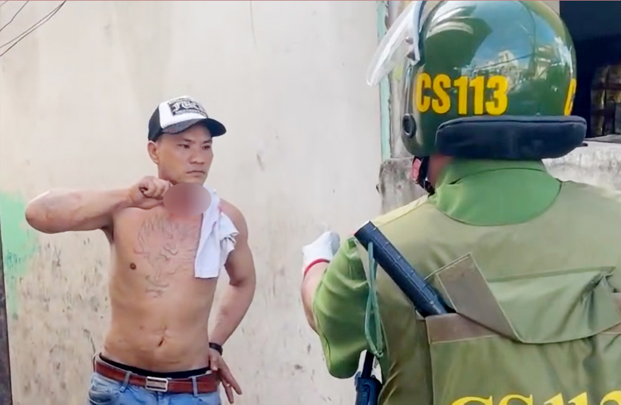 Ngăn người đàn ông tẩm xăng lên người và con gái, doạ tự sát