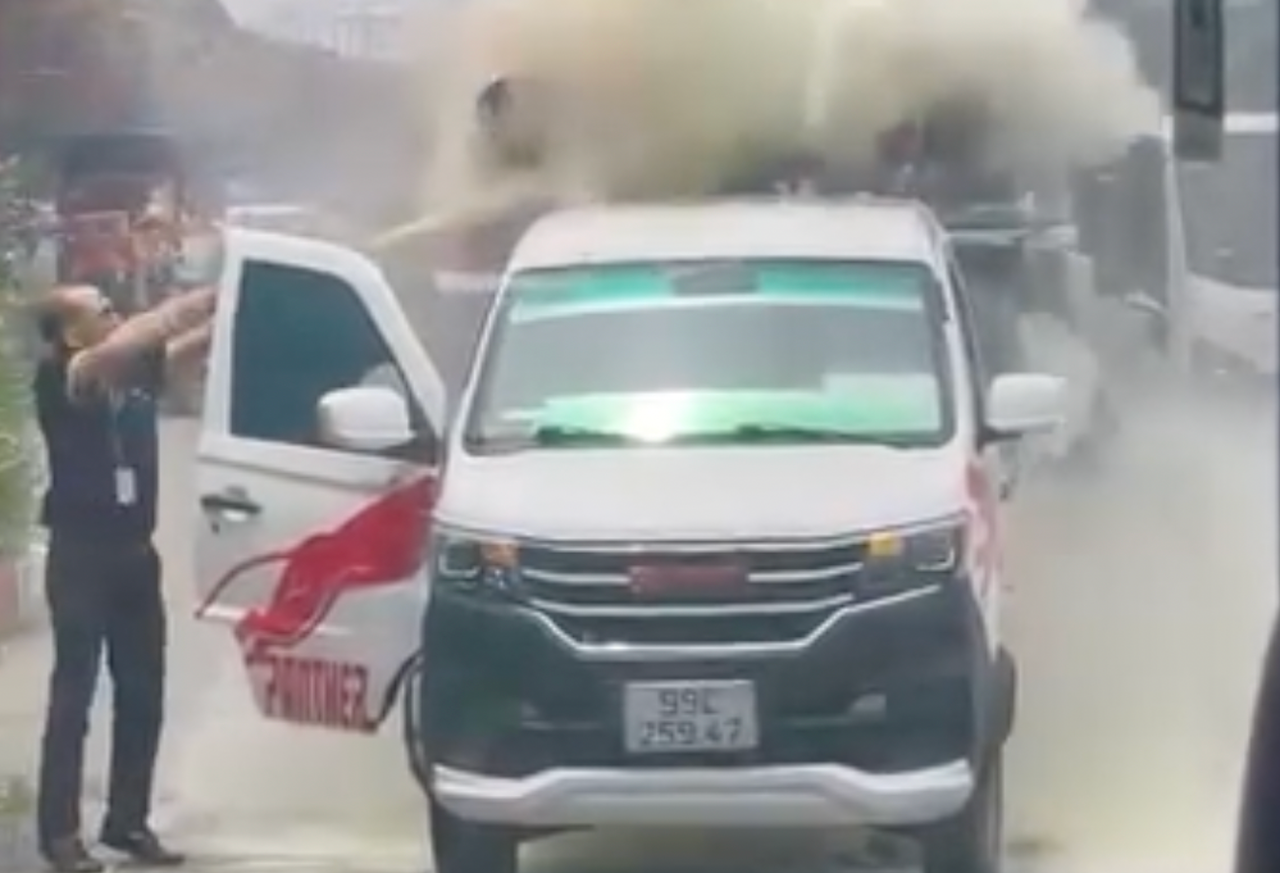 Ô tô bốc cháy ngùn ngụt trên đường được tài xế xe buýt dập tắt
