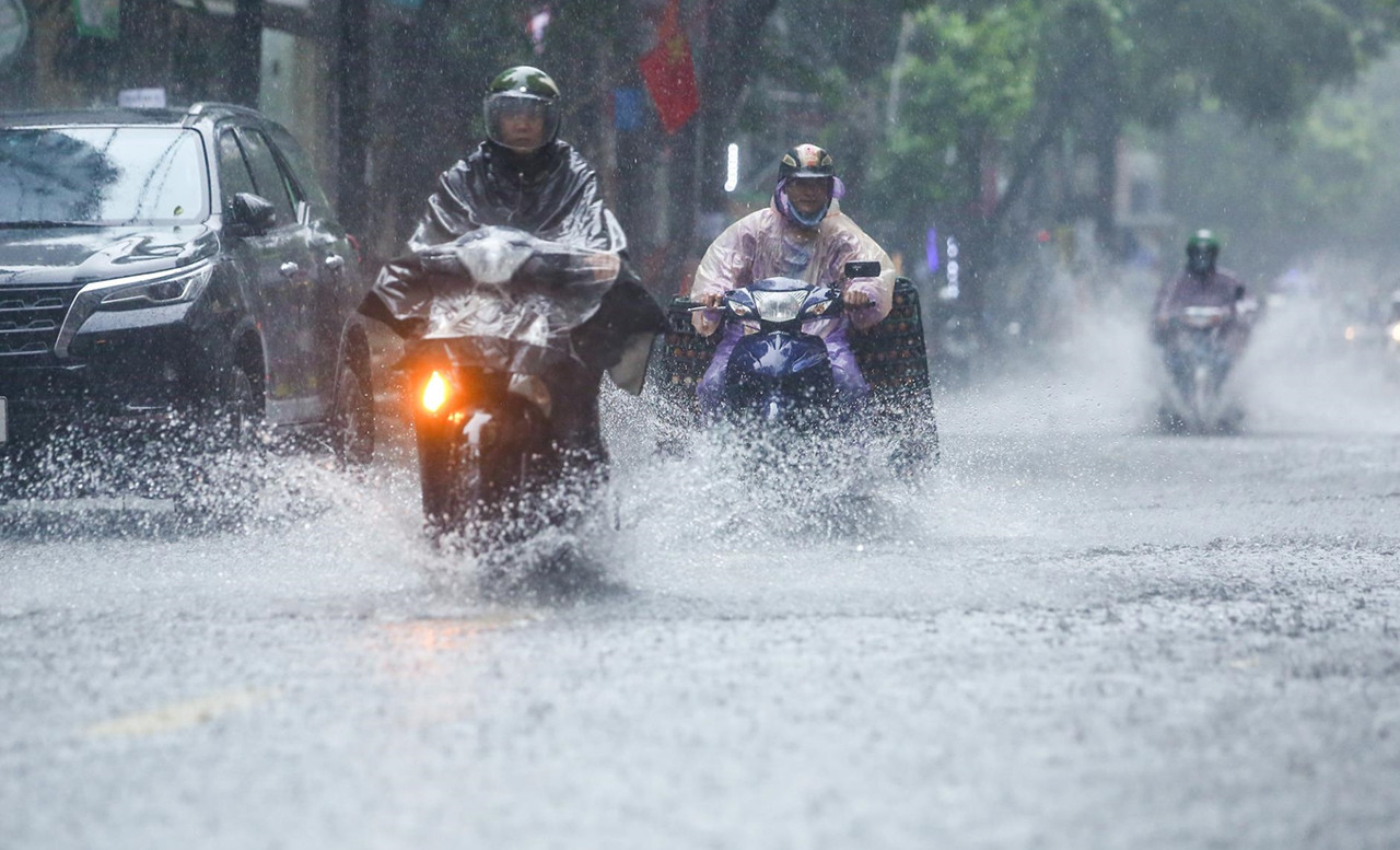 Miền Bắc hứng đợt mưa lớn và dự báo thời tiết 10 ngày tới trên cả nước