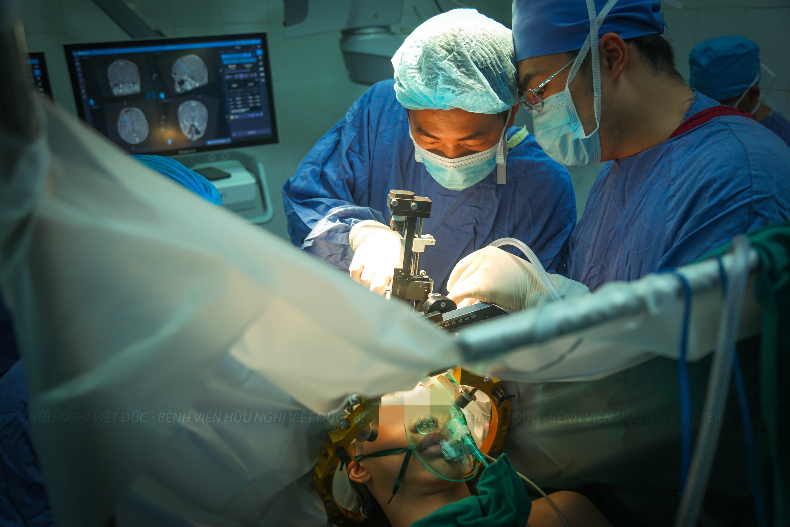 Ca phẫu thuật đặc biệt cho thanh niên 17 tuổi 'cơ thể cong như con tôm'