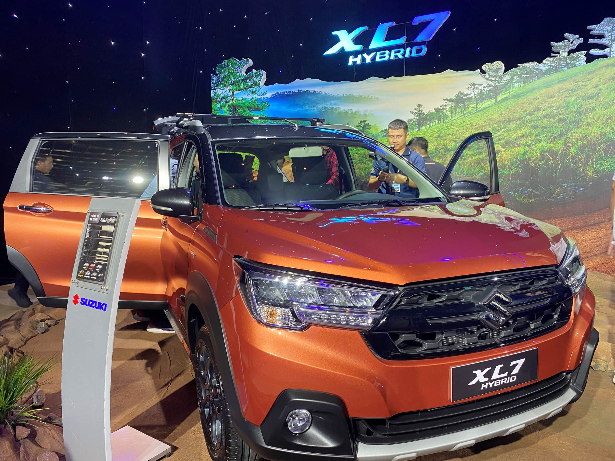 Suzuki XL7 Hybrid ra mắt tại Việt Nam với giá gần 600 triệu đồng