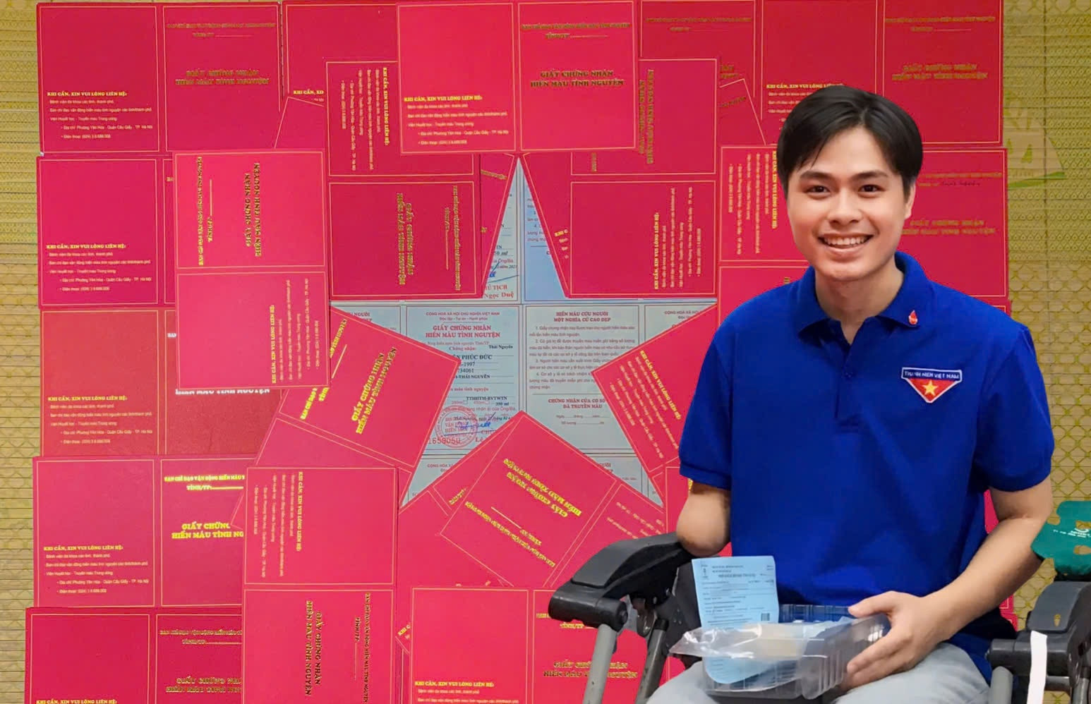 Nam sinh một tay 'vẽ' cờ Tổ quốc từ giấy chứng nhận hiến máu gây sốt mạng