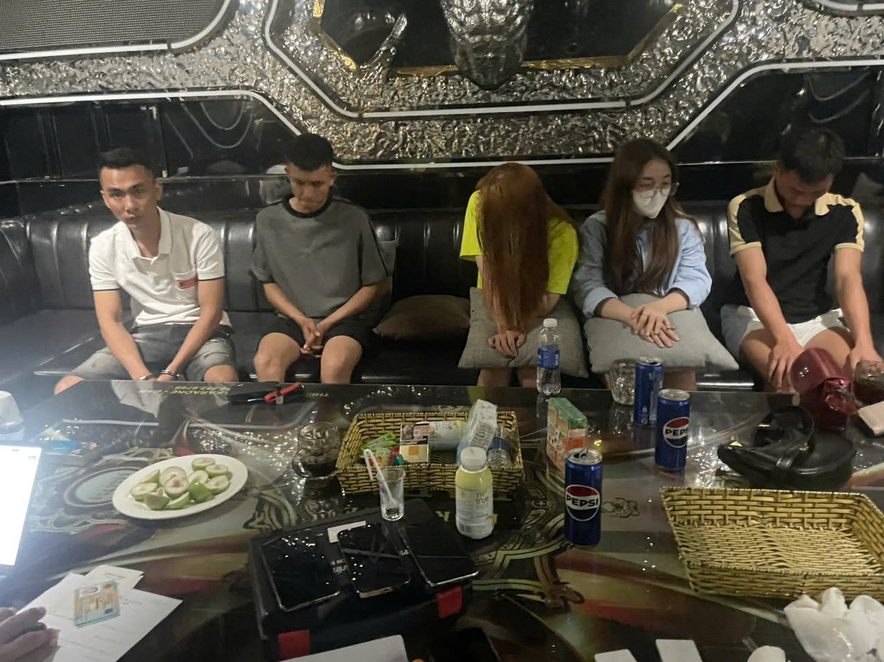 Khởi tố 4 thanh niên 'mở tiệc' ma túy trong quán karaoke Paris ở Quảng Nam