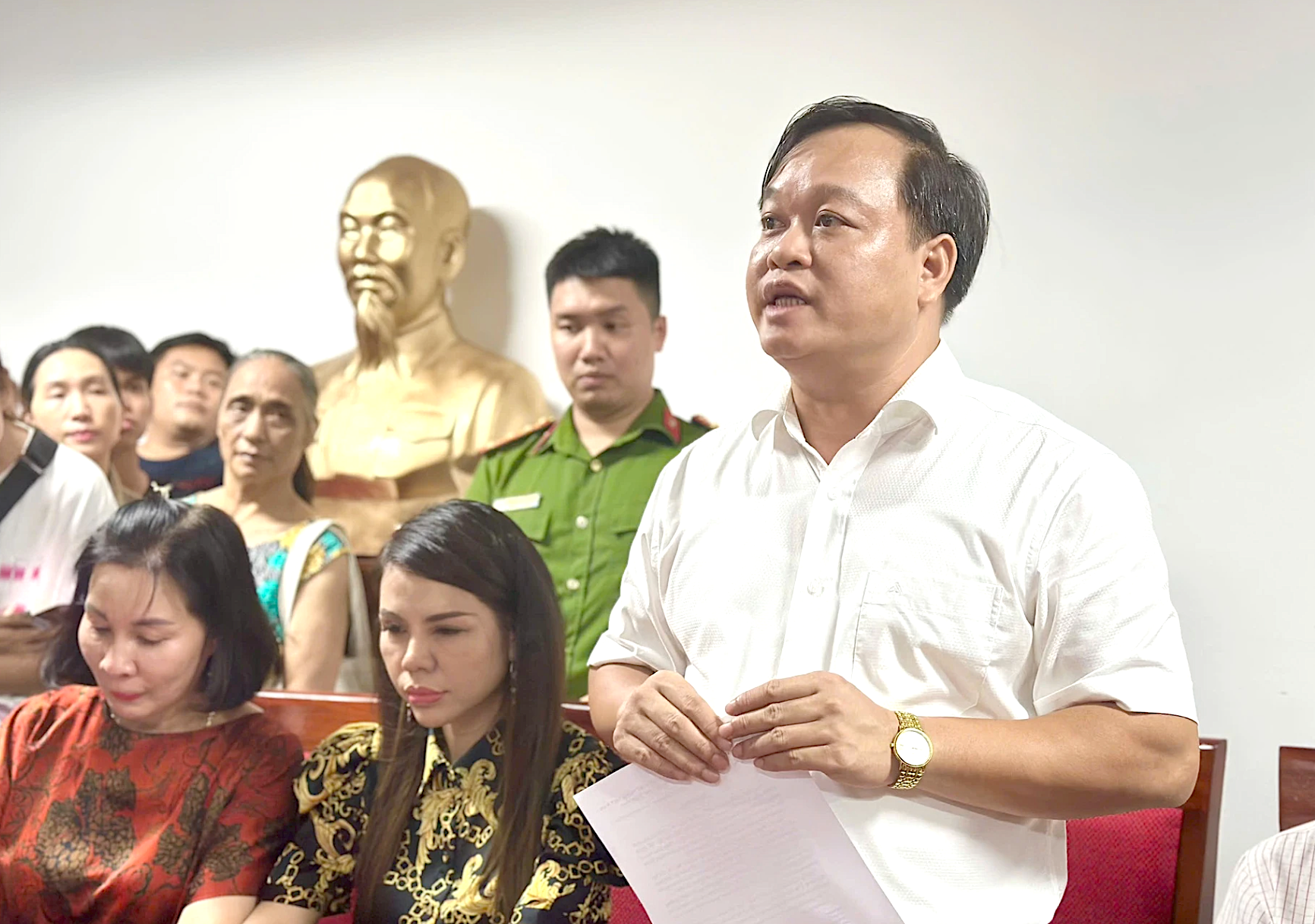 Hơn 500 phụ huynh Hà Nội chờ xin học cho con vào Tây Mỗ 3 đến nửa đêm