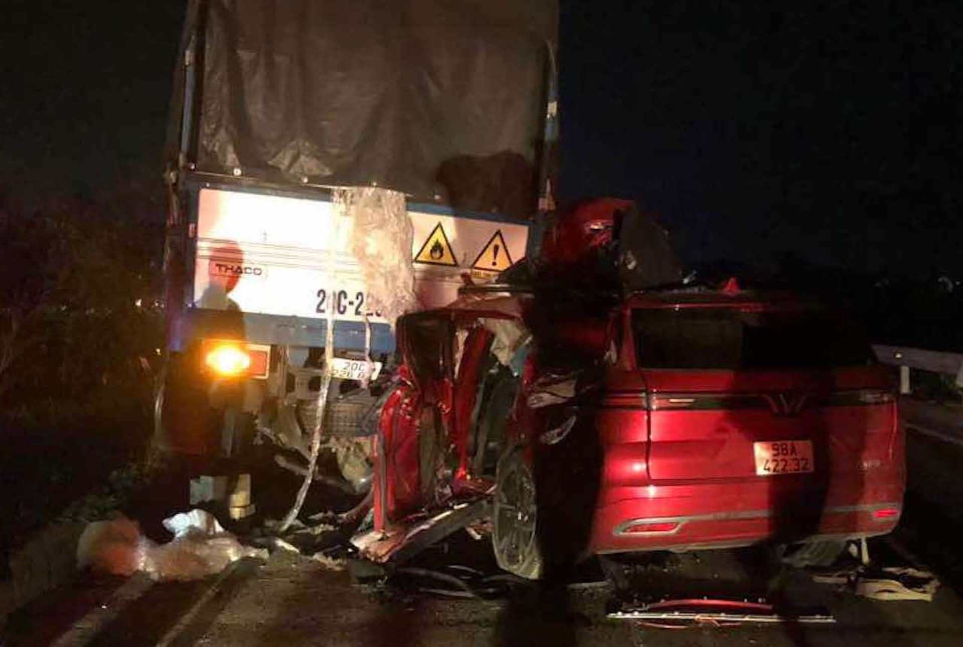 Xe con tông vào đuôi ô tô tải trên cao tốc Hà Nội - Thái Nguyên, tài xế tử vong