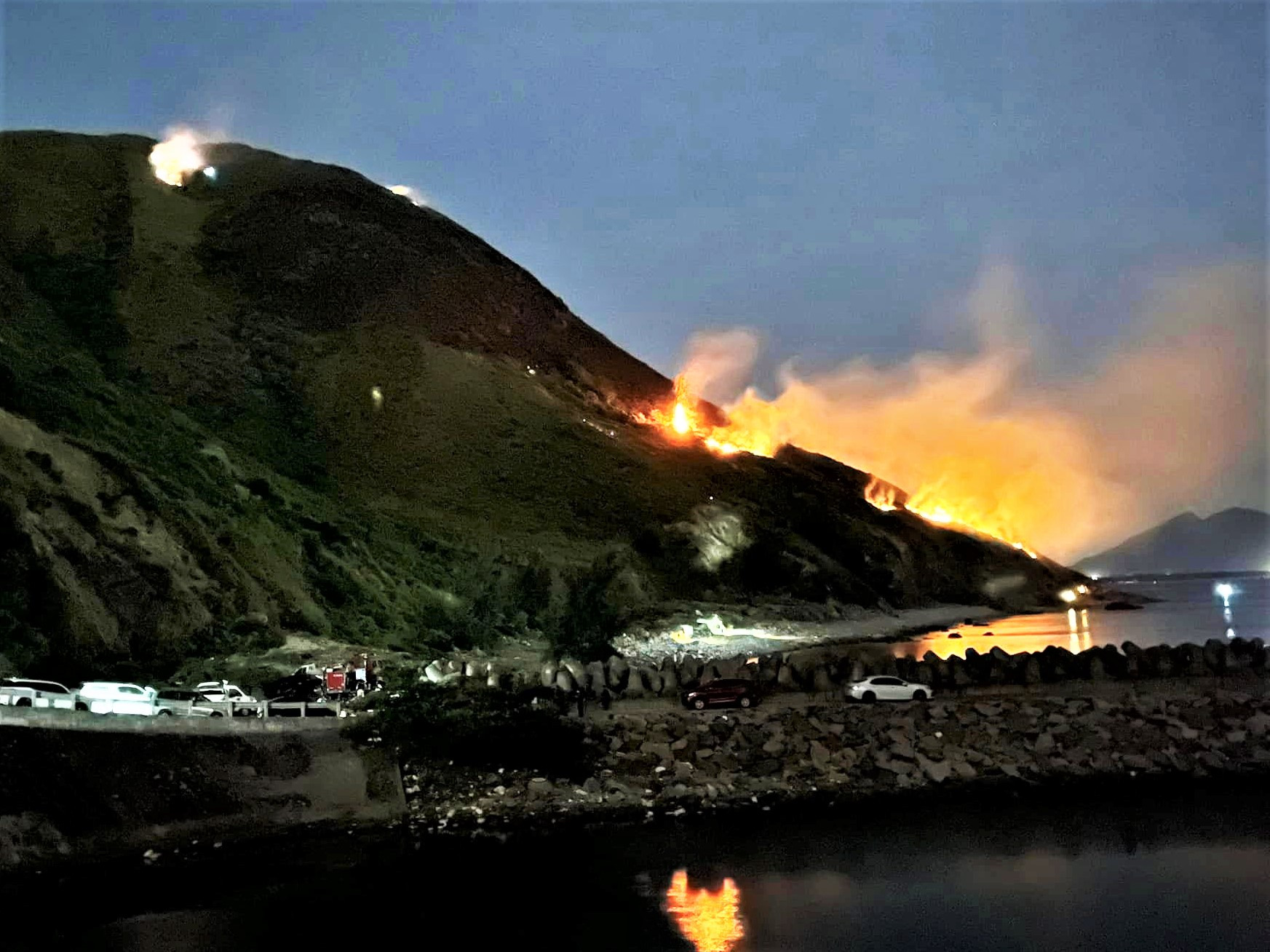 Huy động 300 người xuyên đêm dập đám cháy rừng ở Hà Tĩnh