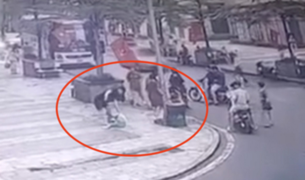Điều tra vụ bé trai bị người đàn ông đánh đập dã man trước sảnh chung cư Hà Nội