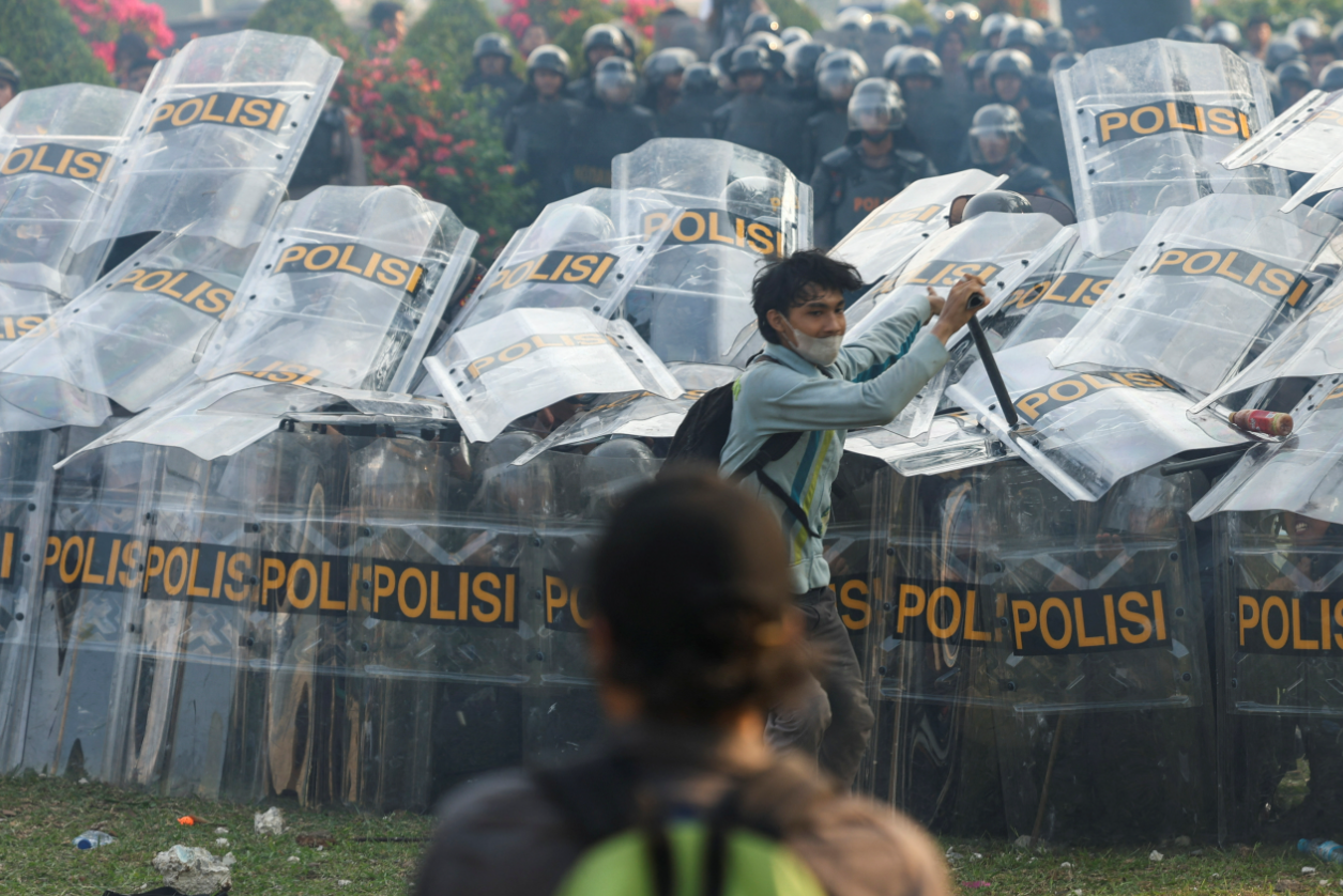 Người biểu tình bao vây tòa nhà quốc hội, Indonesia hoãn thay đổi luật bầu cử