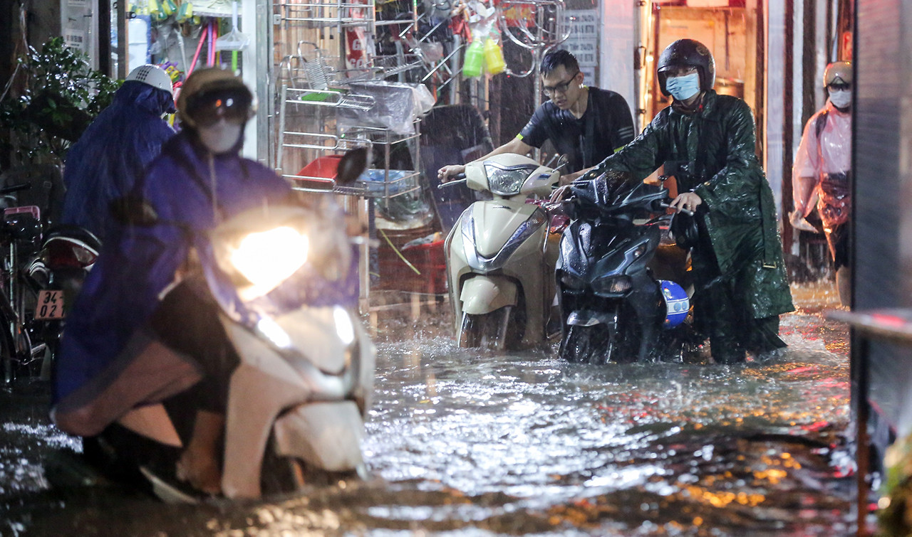 Đêm nay, Hà Nội và nhiều tỉnh miền Bắc nguy cơ tái diễn mưa to, ngập lụt