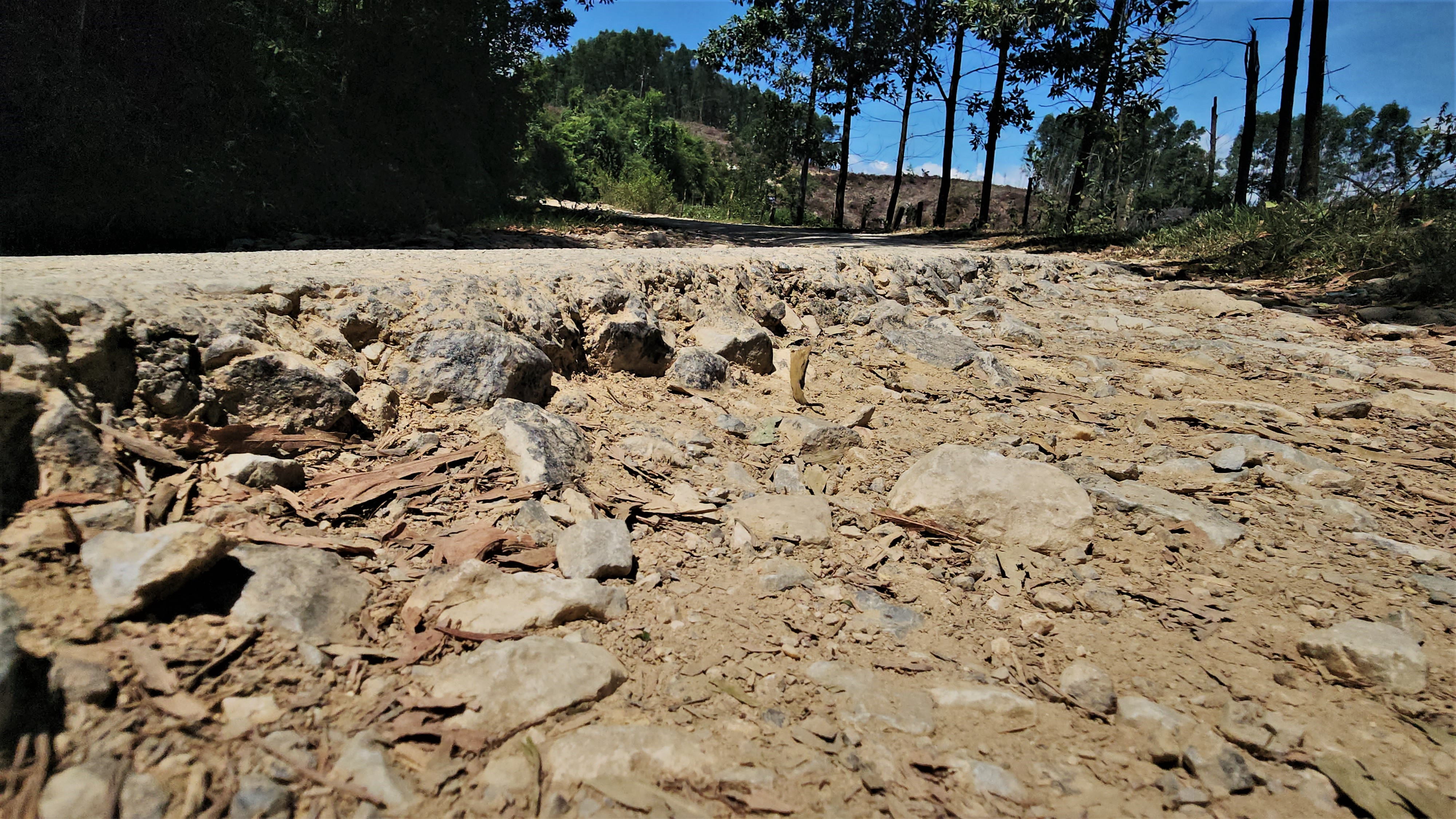 'Cạm bẫy' giăng khắp lối đi trên tuyến đường vào bản biên giới ở Hà Tĩnh