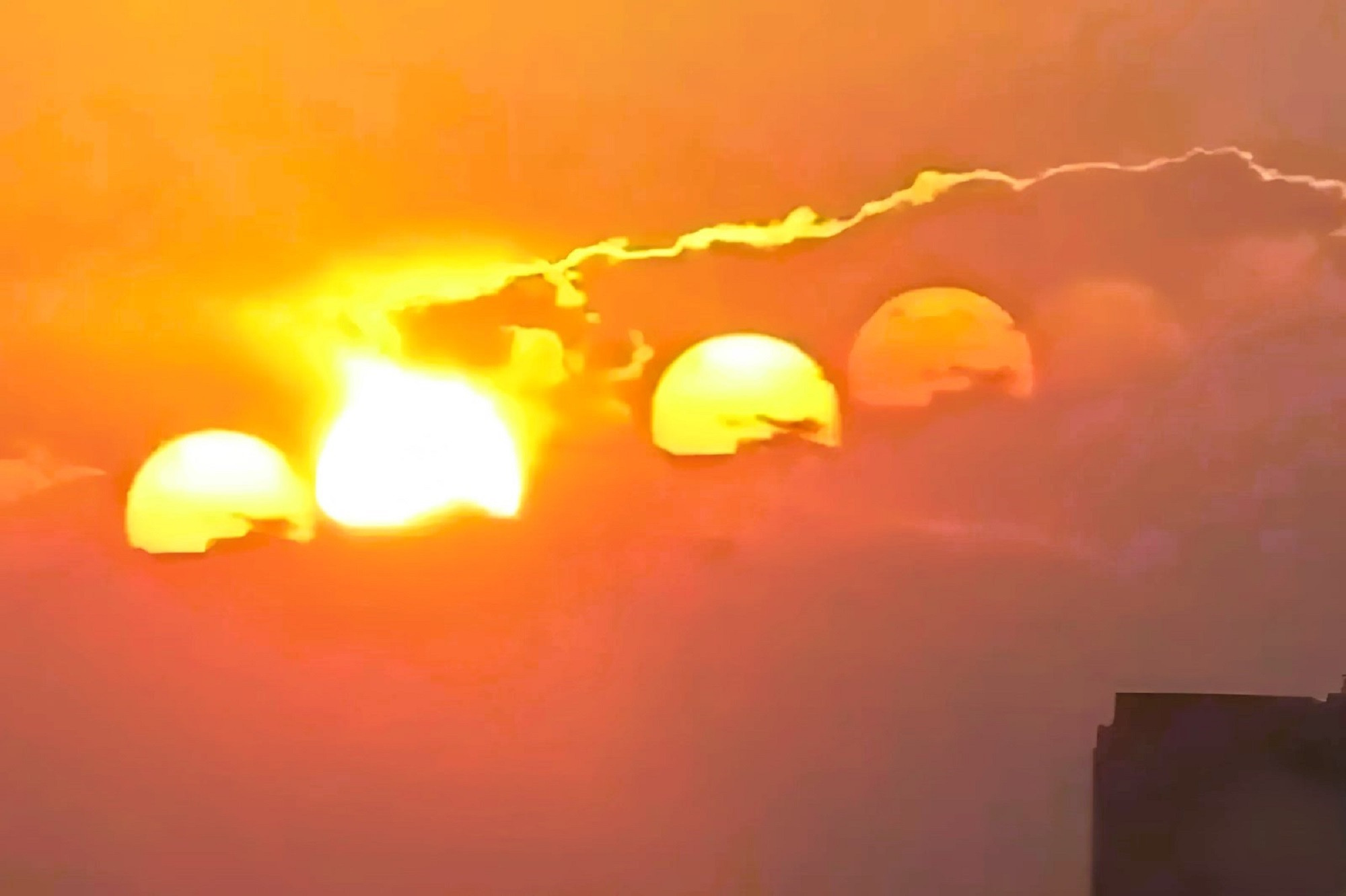 Hiện tượng thiên văn lạ, '7 mặt trời' xuất hiện ở Trung Quốc