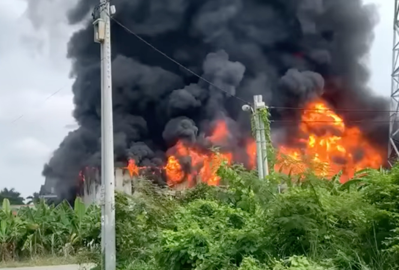 Nhà xưởng cháy ngùn ngụt cạnh cây xăng, người dân bỏ chạy tán loạn