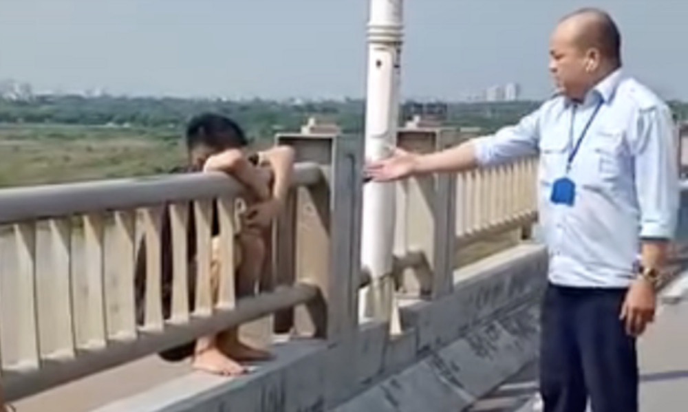 Tài xế dừng xe buýt thuyết phục, giải cứu thanh niên nhảy cầu Vĩnh Tuy tự tử