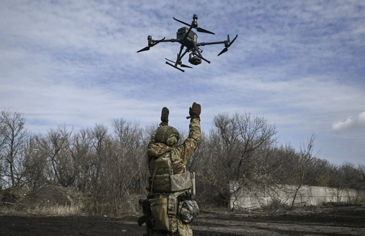 Khoảnh khắc UAV Nga tấn công xe bọc thép Ukraine tại khu vực Kursk