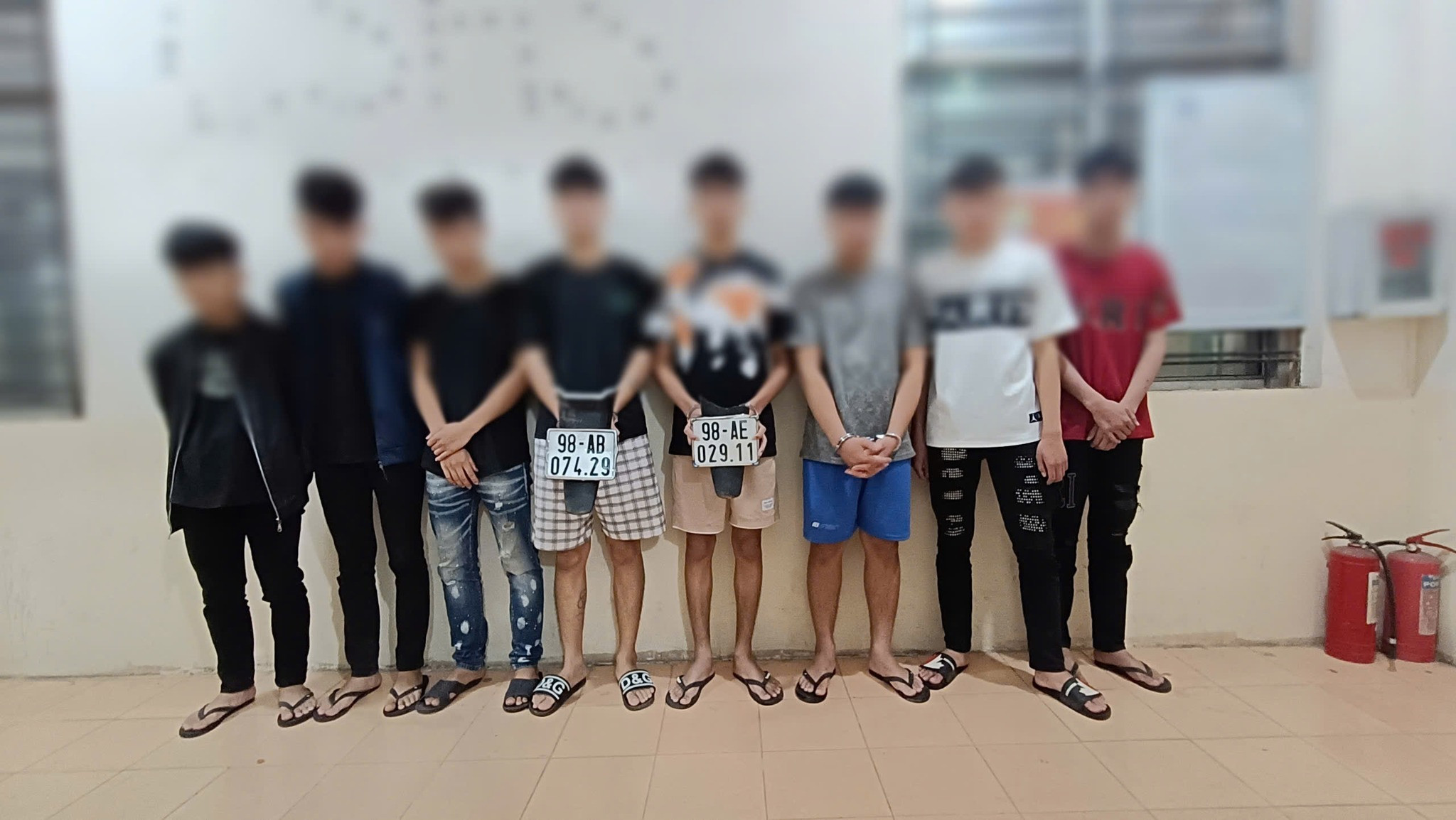 Khởi tố nhóm thanh niên học trên mạng, chặt biển số xe của người đi đường