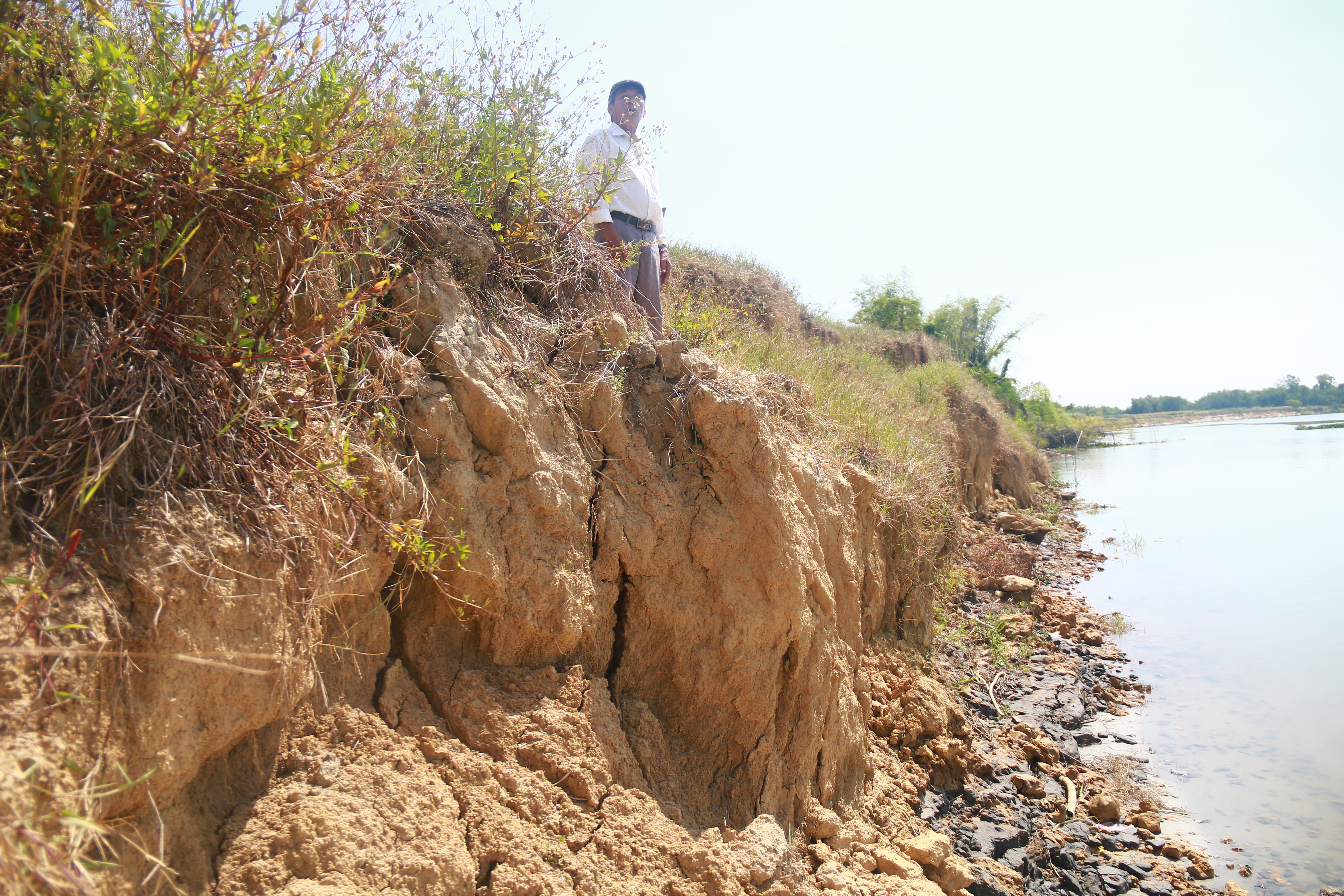 Cận cảnh bờ sông bị 'hà bá' ngoạm nham nhở, dân mất đất sản xuất