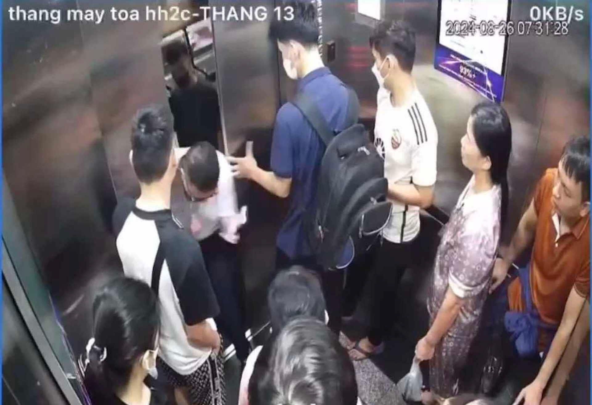 Cư dân kể phút suýt bị thang máy chung cư HH Linh Đàm 'nuốt chửng'