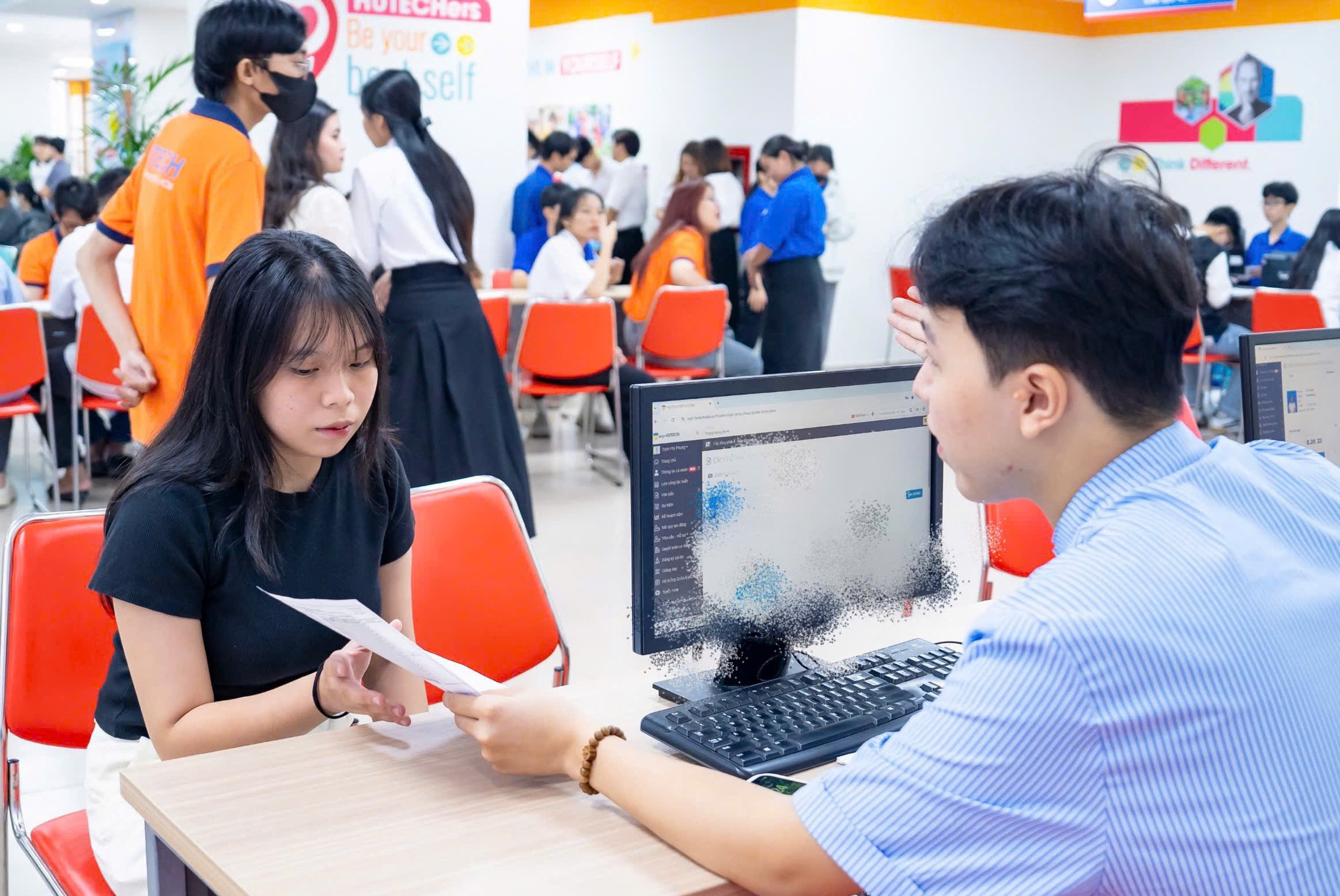 Nữ sinh mồ côi ở TP.HCM nhận học bổng toàn phần