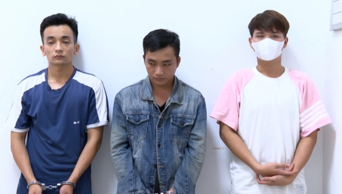 Thấy người yêu làm ở quán karaoke đến khuya, gã trai rủ bạn đánh khách tử vong