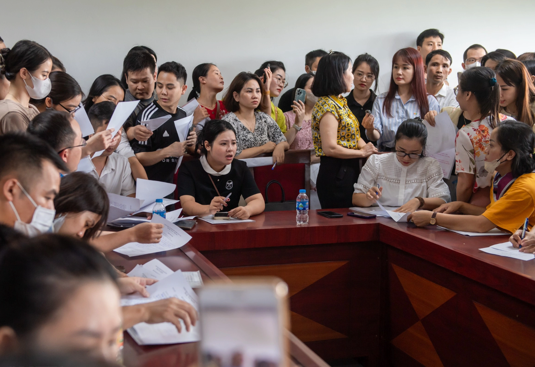 Phụ huynh bỏ làm, thấp thỏm chờ kết quả con vào trường Tây Mỗ 3