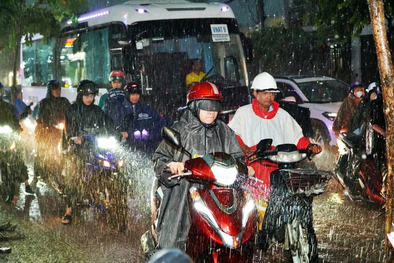 Dự báo thời tiết TP.HCM hôm nay 27/8: Chiều tối có mưa rào và dông