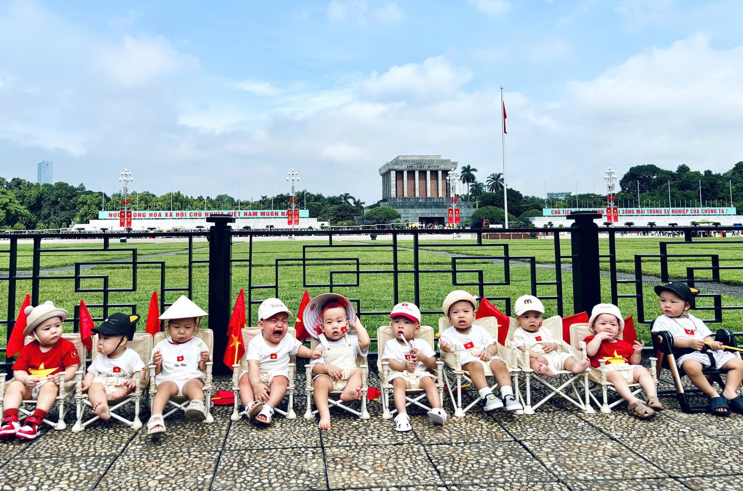 Đội hình 'búp măng non' chụp ảnh trước Lăng Bác gây sốt mạng vì quá đáng yêu