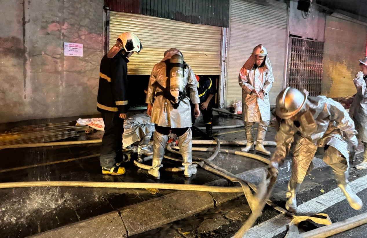 Cảnh sát phá cửa cuốn, dập đám cháy kho hàng chuyển phát nhanh ở Hà Nội